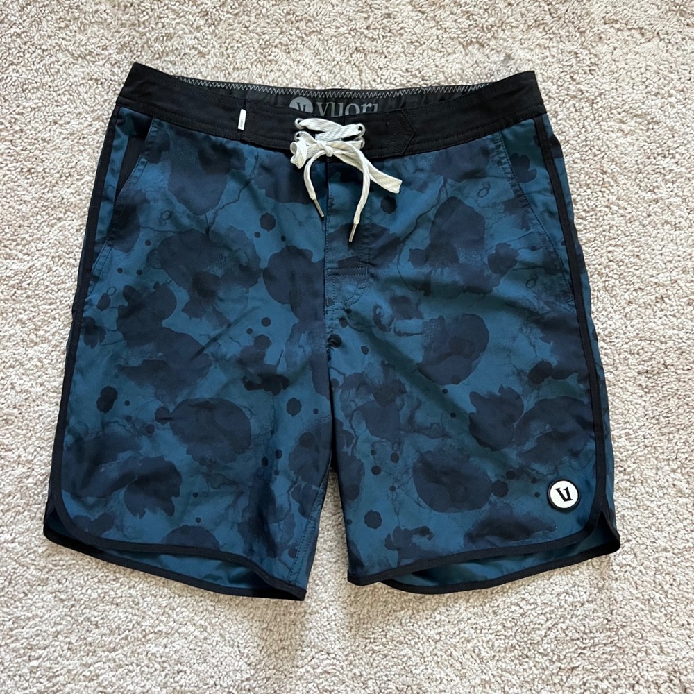 Vuori Men's Blue Ink Cruise‎ Board Shorts 8 inch inseam size 30